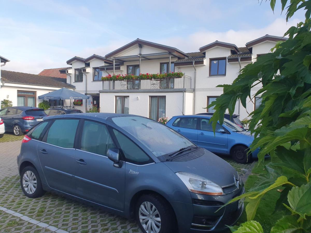 Hotel-Pension Pastow Garni Broderstorf Eksteriør bilde