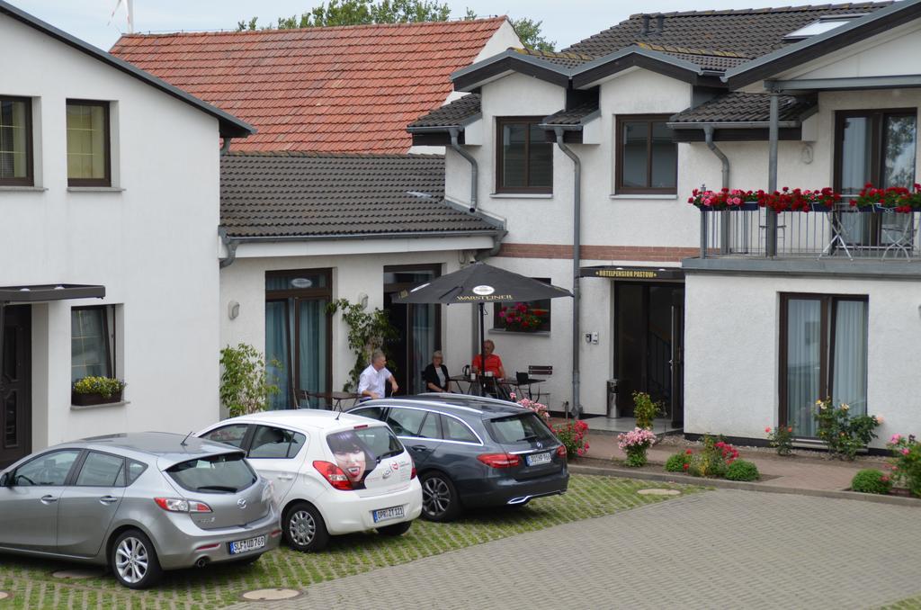 Hotel-Pension Pastow Garni Broderstorf Eksteriør bilde