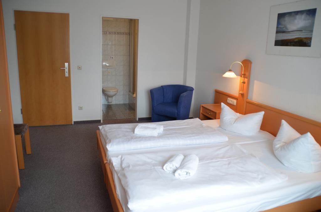 Hotel-Pension Pastow Garni Broderstorf Eksteriør bilde