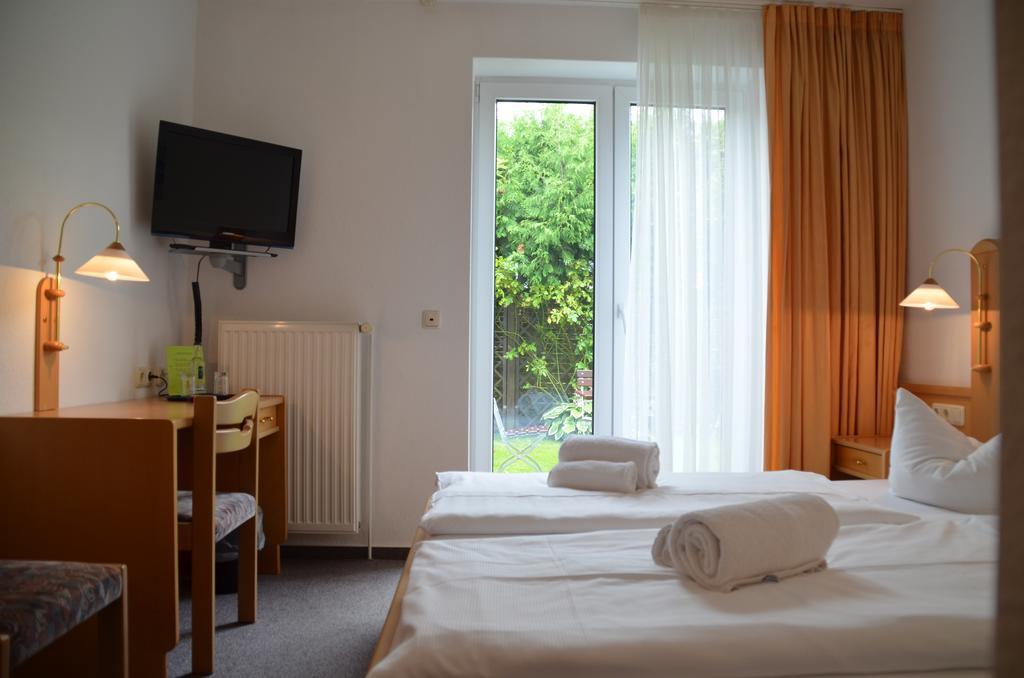 Hotel-Pension Pastow Garni Broderstorf Eksteriør bilde