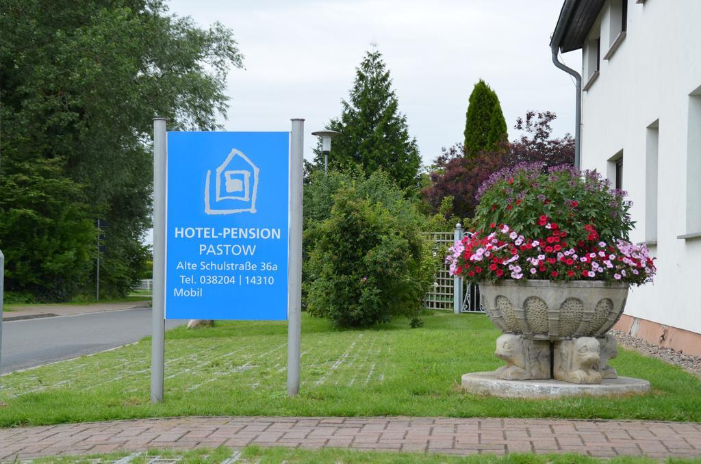 Hotel-Pension Pastow Garni Broderstorf Eksteriør bilde